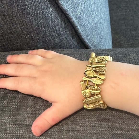 ADORABLE gold coloured hair product themed costume jewelry bracelet, stretchy - Picture 3 of 11